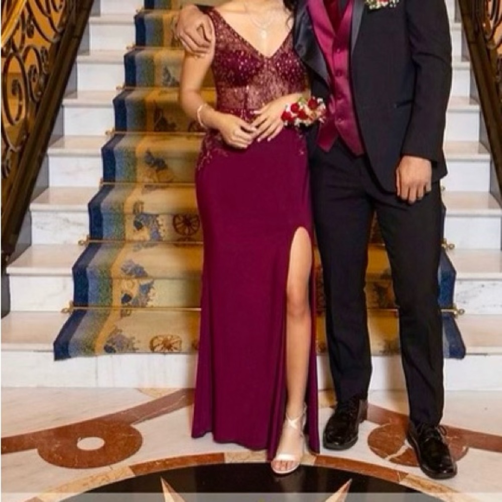REALLY PRETTY BURGUNDY FORMAL DRESS